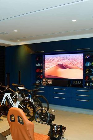 Em meio à coleção de bicicletas do morador, outro home theater com áudio Dolby Atmos.