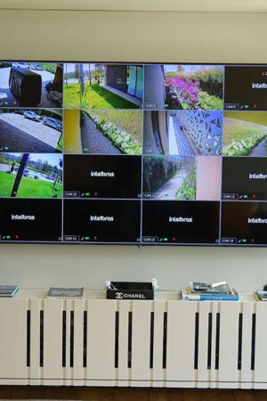 O monitoramento dos ambientes também é feito pela tela da TV de 75”, que recebe imagens de 16 câmeras de segurança.