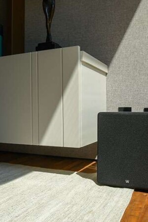O subwoofer é compacto (8”), mas libera potência de até 175W para preencher o espaço de 25m2.