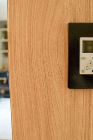 Um dos keypads instalados em pontos da casa para facilitar o acionamento da automação