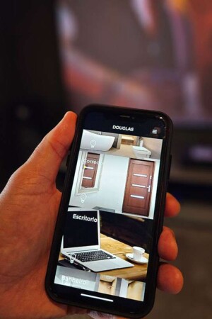 Além de acionar todas as funções da automação, o app de celular permite visualizar os principais ambientes da casa.