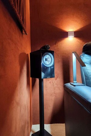 Uma das duas caixas bookshelf traseiras que reforçam o impacto dos efeitos surround, atrás da plateia.