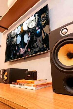 Detalhe das caixas acústicas de alto padrão usadas na sala íntima