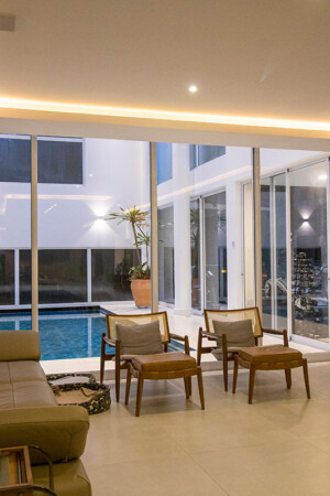 O som ambiente, com caixas de teto, se estende à varanda
gourmet, com vista para a piscina e a academia.