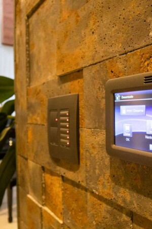 Três tablets como este e vários keypads espalhados pela casa servem para acionar luzes, cortinas, som ambiente e ar-condicionado.