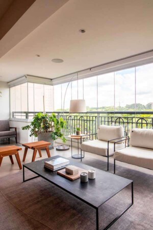 Vista da varanda a partir do living: as persianas são acionadas pelo controle de automação.