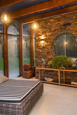 Aqui, o spa que a família usa na hora de relaxar. Não podia faltar som ambiente, também controlado pela automação.