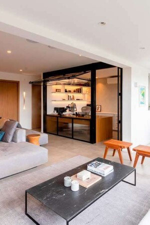 Neste outro ângulo, uma visão ampla do living, sala de jantar, office e varanda.