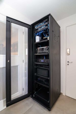 Todos os equipamentos de automação e amplificação foram acomodados neste rack, dimensionado sob medida.