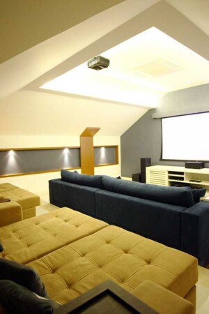 Antes de escolher as caixas, deve-se analisar a geometria e a acústica do ambiente.