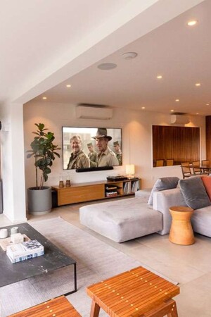 A integração também se faz através do som ambiente, com caixas de teto em 6 espaços (zonas) do apartamento.