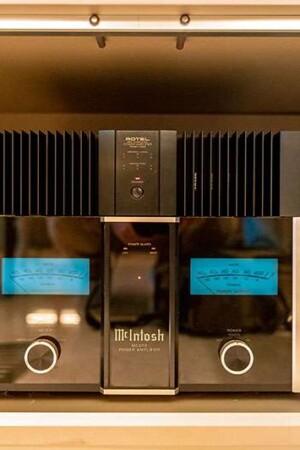 Um dos amplificadores é totalmente dedicado às duas torres frontais, que demandam alta potência.