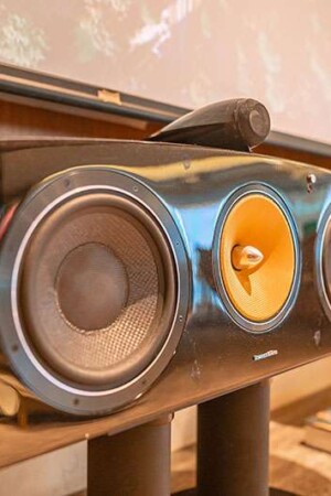 As caixas frontais são de padrão high-end; aqui, a central apoiada num suporte especial.