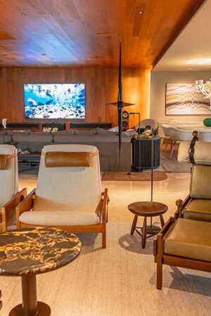 Com alto brilho, as imagens da TV de 75” podem ser apreciadas mesmo à distância.