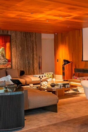 Detalhe da tela de 106” que, ao ser recolhida, mostra a TV de 98”, mais usada durante o dia.