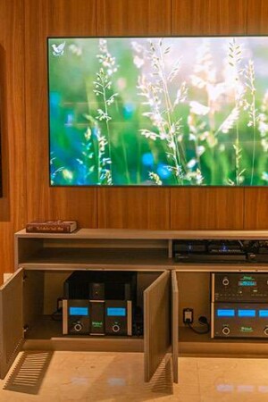 No escritório do apartamento, com TV 4K (75”), foram instalados o processador e os amplificadores que alimentam as caixas do home theater.