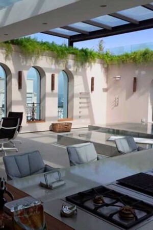 Vista de parte da área externa, com o vidro retrátil que isola o espaço.