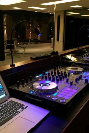 Detalhe da mesa do DJ, que anima as festas no apartamento