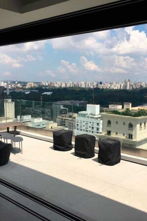 Porta dupla de correr separa as áreas interna e externa