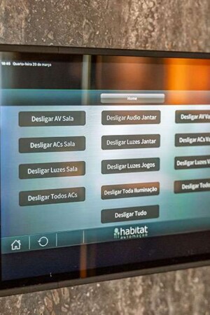 O integrador programou o sistema de automação para ser acionado através de dois tablets, conforme as rotinas da família.