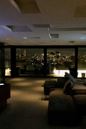 O revestimento do teto oculta os materiais acústicos utilizados para isolar a sala principal