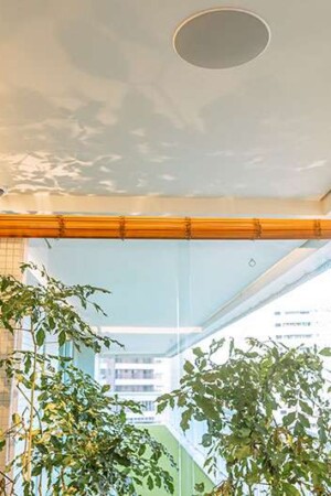 Caixas de teto como essa foram espalhadas pelo apartamento para garantir a qualidade do som ambiente.