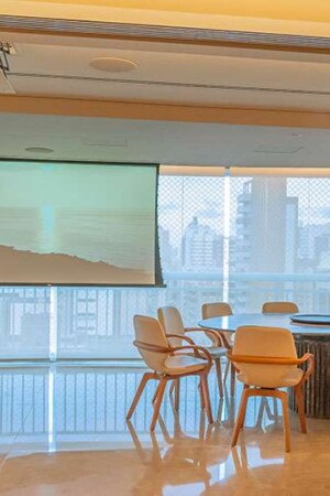 Uma tela de 106” foi montada na varanda, para utilização principalmente à noite.