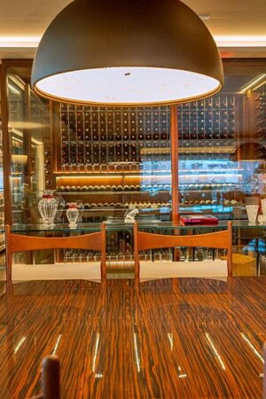 O uso da madeira é importante para equilibrar a acústica, especialmente nos ambientes onde há vidro.