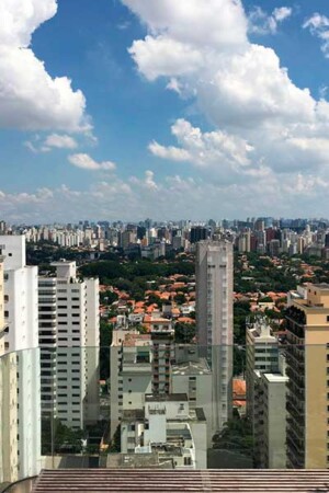 O edifício fica num bairro em que há restrições à geração de ruídos