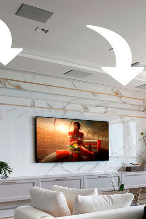 Na sala principal, a TV que reveza com a tela embutida no forro de gesso, assim como as caixas acústicas.