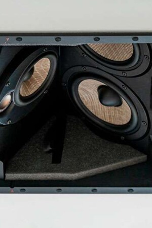 Detalhe de uma das caixas de teto, com cone que pode ser direcionado para a área dos ouvintes.