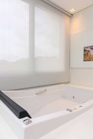 Até a banheira ganhou sua TV (43”), montada num painel especial que protege contra umidade.