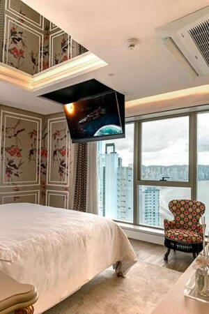 Neste outro ângulo, o flap sustenta a TV de 55” no teto sem prejudicar a vista do mar.