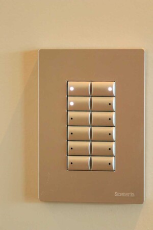 Um dos vários keypads instalados pela casa para facilitar os controles de luzes, temperatura e persianas.