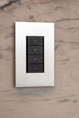 Keypads como este, com acabamento refinado e toques suaves, servem para controlar luzes, cortinas e som ambiente.