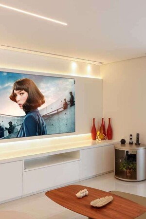 Luzes indiretas são destaque nos ambientes, controladas por módulos inteligentes.