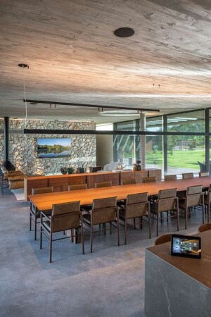 Outra visão do gourmet, onde a família recebe os amigos: a luminária pendurada no teto é controlada pela automação.