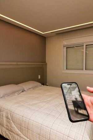 Em cada cômodo, os controles podem ser feitos via keypad ou app de smartphone.