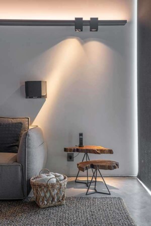 Detalhe das luminárias pontuais, que podem ser dimerizadas pela automação.