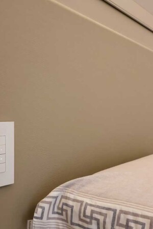 Detalhe dos keypads instalados numa das suítes: acionamento suave.