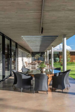 A enorme varanda foi toda sonorizada com um amplificador multiroom e caixas de uso externo