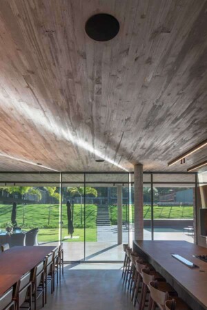 Outra visão da laje: os cortes para embutir as caixas foram milimetricamente calculados.