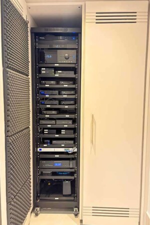 No rack, instalado numa área íntima, estão todos os eletrônicos e o condicionador de energia