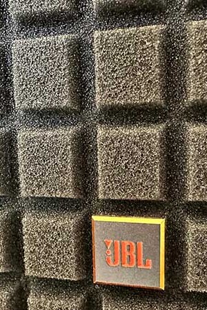 Detalhe da grade em espuma Quadrex, inspirada na L100 original