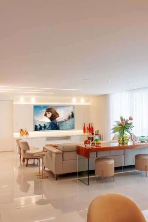 Os perfis de led na parede e no teto foram inspirados no showroom do integrador