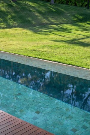 Duas das caixas acústicas usadas na área em torno da piscina