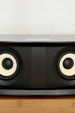 Sem a grade, a caixa exibe seus 2 midwoofers e 2 tweeters