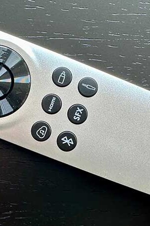 O controle remoto que acompanha a caixa é simples e fácil de usar