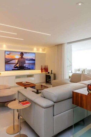 Cinco caixas acústicas invisíveis estão no teto do home theater