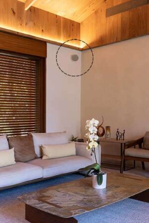 No detalhe, uma das caixas on-wall que sonorizam o living.